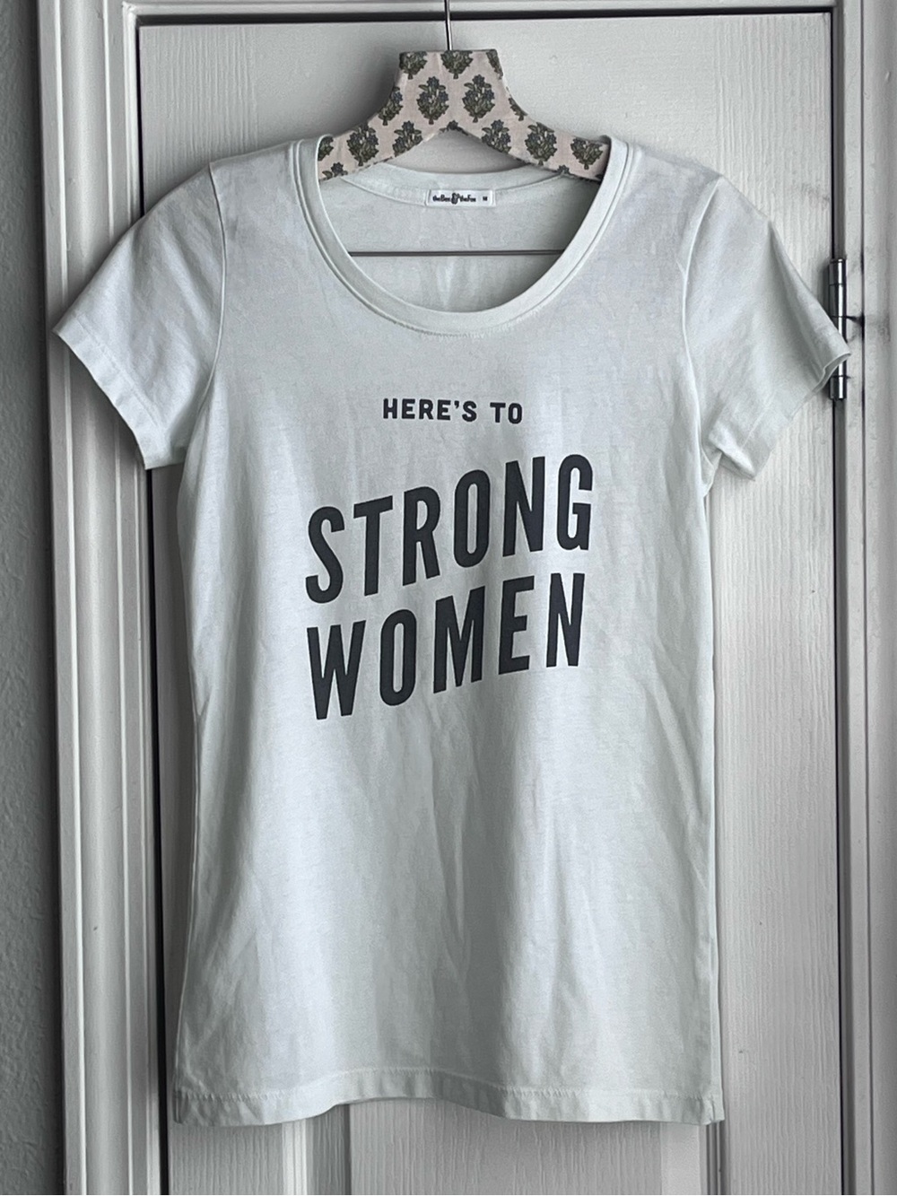 THE BEE and THE FOX “Here’s to Strong Women” Crew Neck Shirt Size M